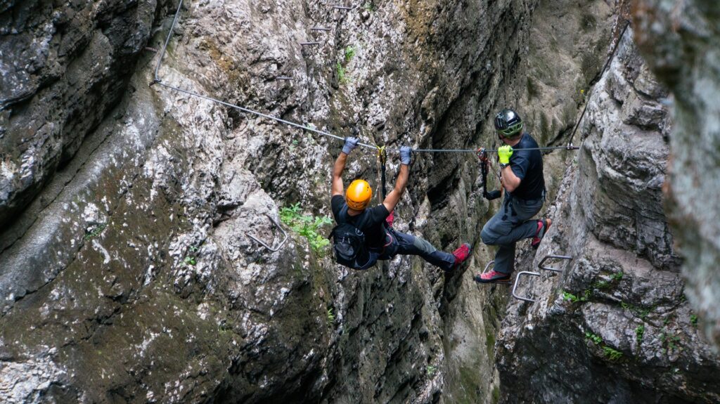 Zwei Männer am Klettersteig.