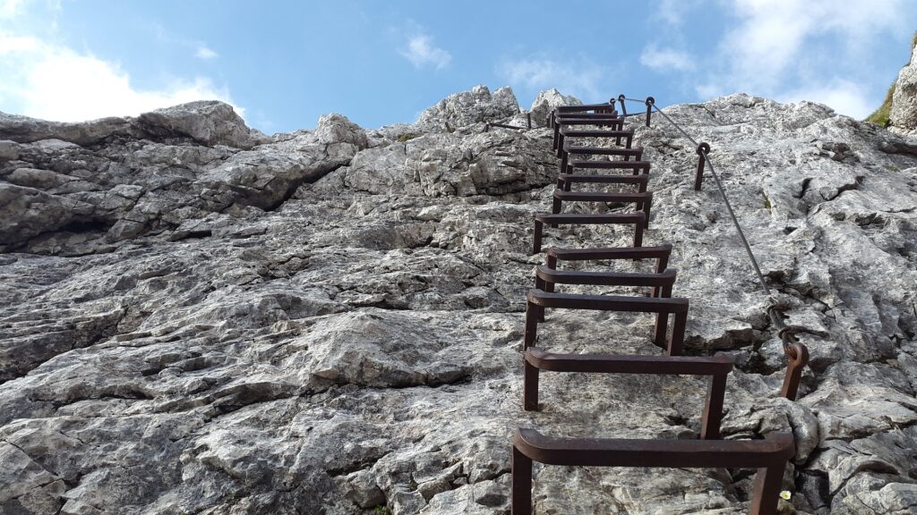 Klettersteig mit Eisentritten / Alpspitze.